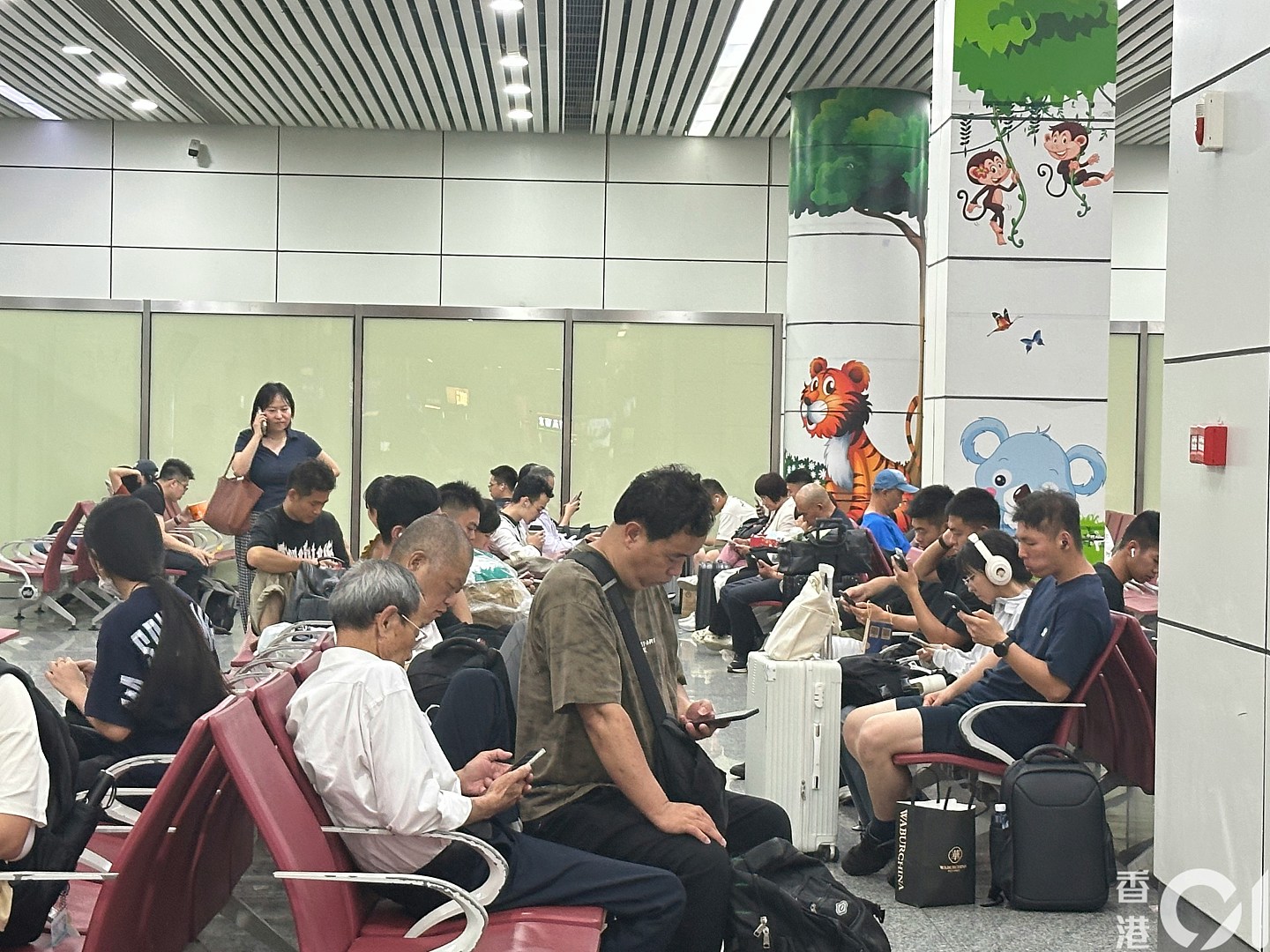 暴雨瘫痪铁路!广州东站旅客排长龙改签叹:到站才知停驶(组图) - 3