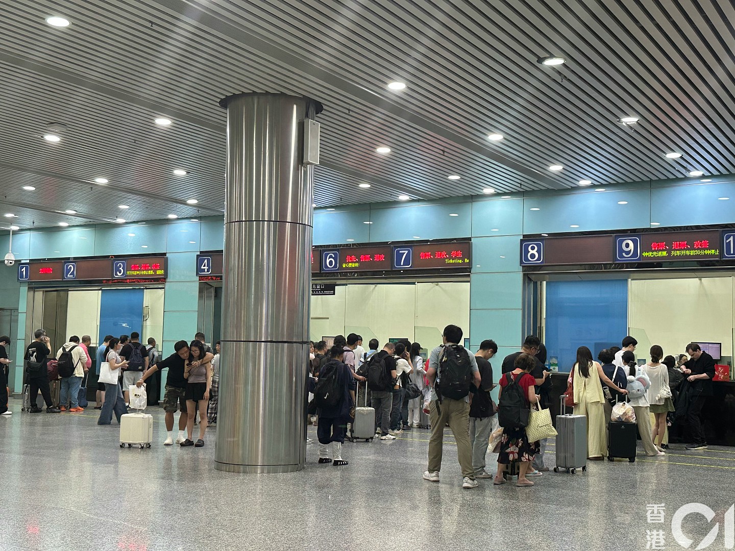 暴雨瘫痪铁路!广州东站旅客排长龙改签叹:到站才知停驶(组图) - 8