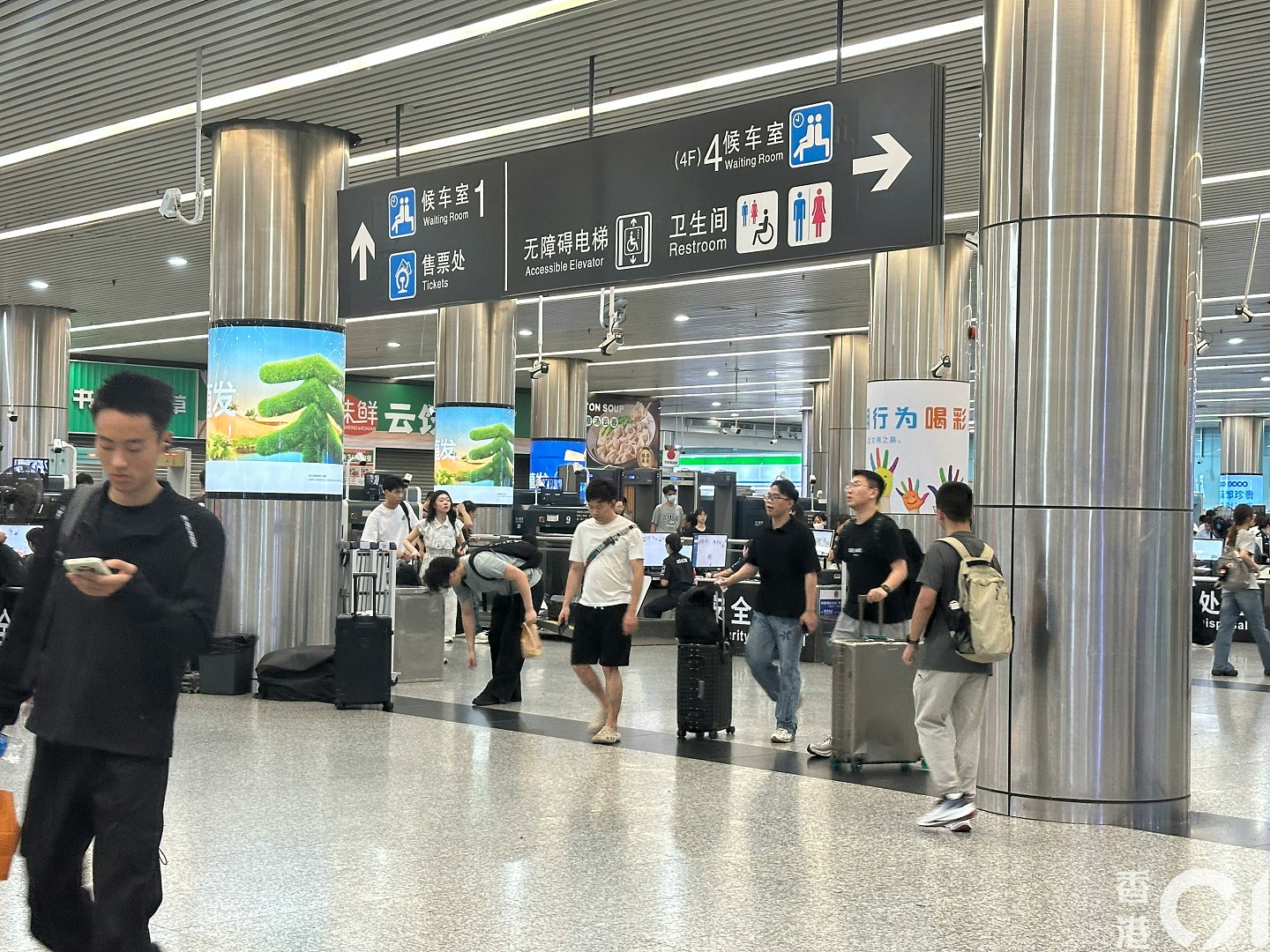 暴雨瘫痪铁路!广州东站旅客排长龙改签叹:到站才知停驶(组图) - 9
