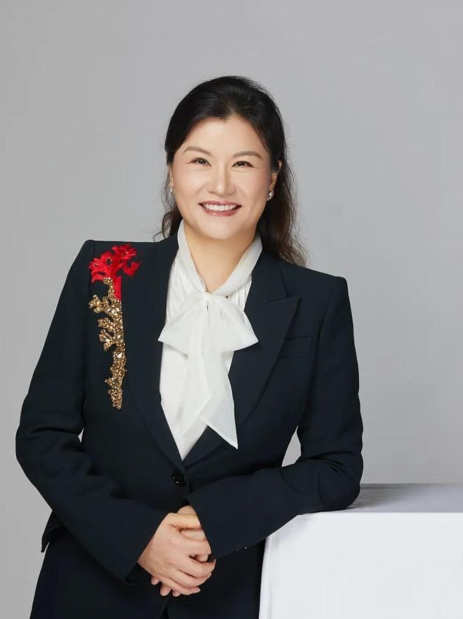 出生湖南小山村,5岁丧母15岁当打工妹,如今坐马斯克和库克中间(组图) - 5