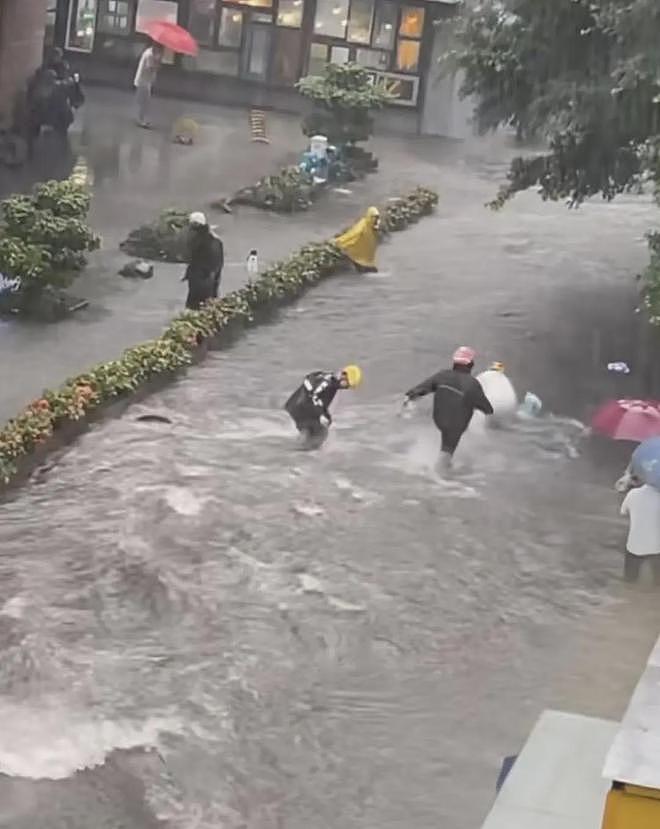 广州暴雨,小孩连人带车被冲走,外卖小哥狂奔救人(组图) - 1