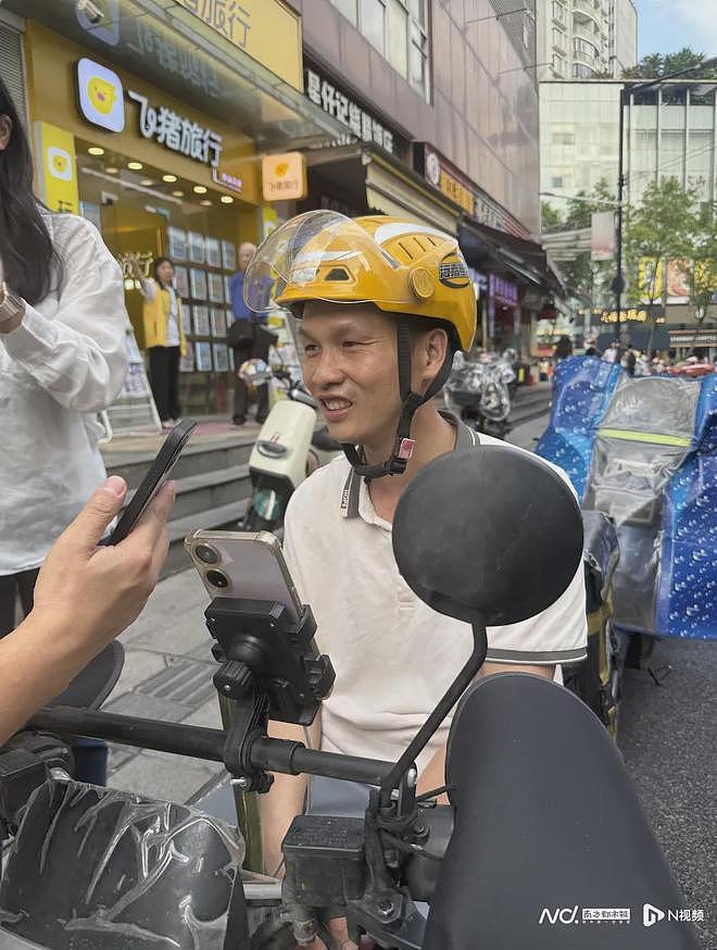 广州暴雨,小孩连人带车被冲走,外卖小哥狂奔救人(组图) - 2
