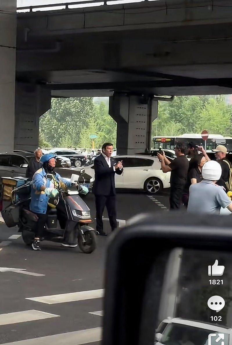 Fox主持在北京违停2分钟被罚$40，抱怨监控太多遭网民群嘲（组图） - 1