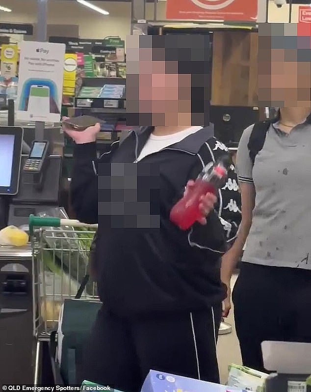 两少女大闹Woolies被捕,货架商品散落一地!购物中心被迫疏散(视频/组图) - 1