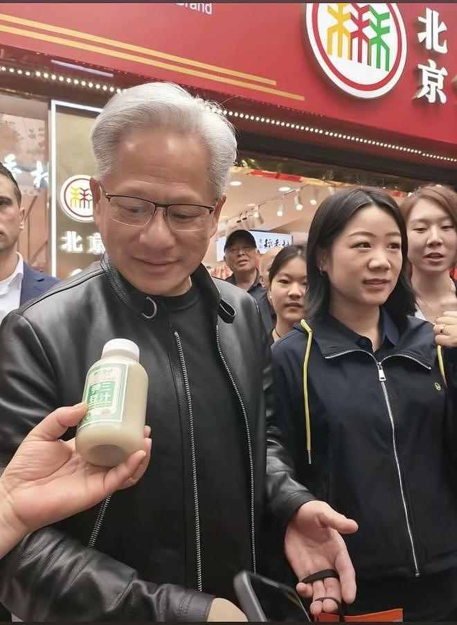 英伟达CEO黄仁勋喝豆汁面露难色!品牌创始人回应:习惯后能上瘾(组图) - 1