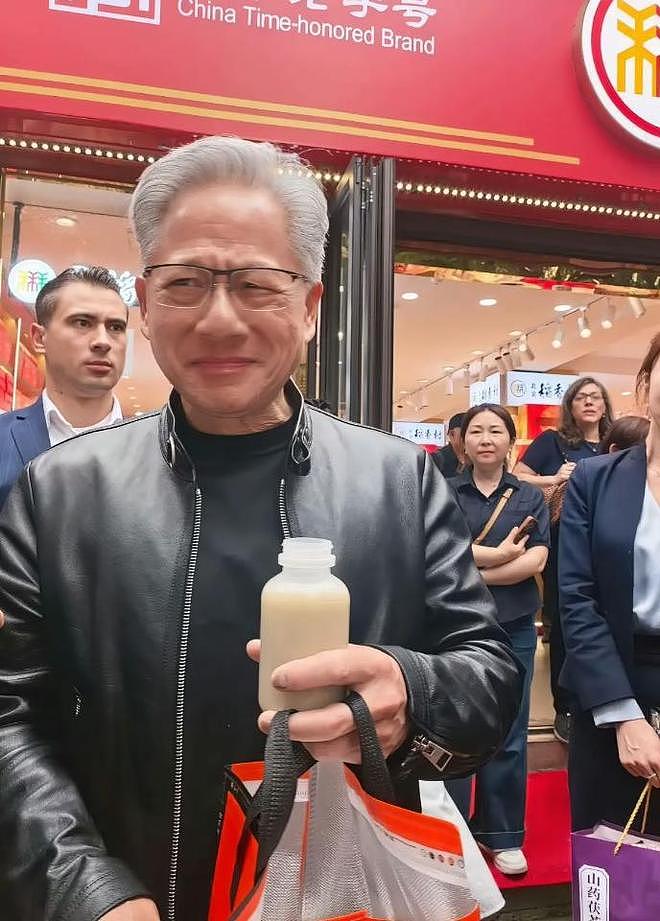 英伟达CEO黄仁勋喝豆汁面露难色!品牌创始人回应:习惯后能上瘾(组图) - 2