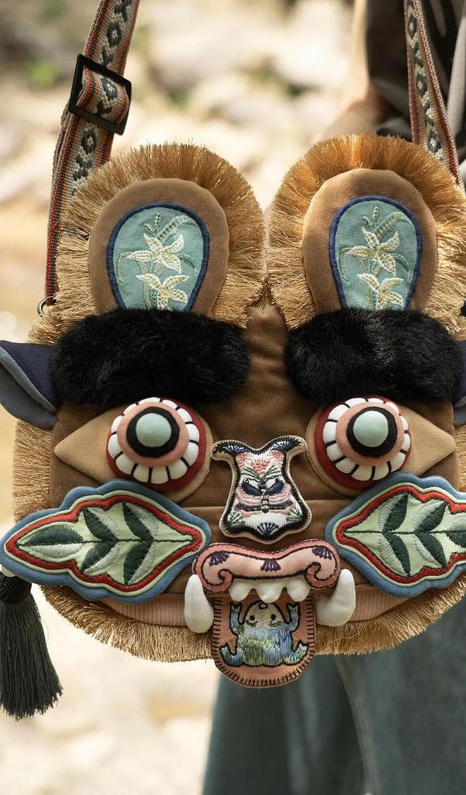 马斯克儿子带火虎头包，品牌方急了！网友：全球首富来了也得带货？ - 2