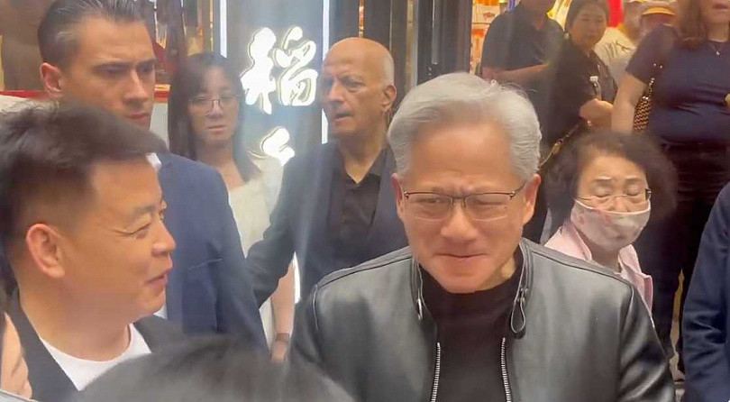 黄仁勋北京街头吃炸酱面，喝豆汁秒变脸：这什么东西？（组图） - 2