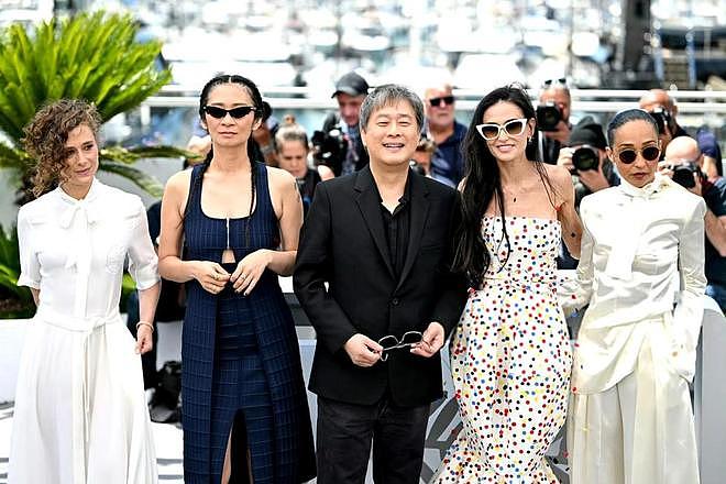 丢人丢到国外！中国网红登上戛纳红毯，被工作人员驱赶赖着不走（组图） - 3