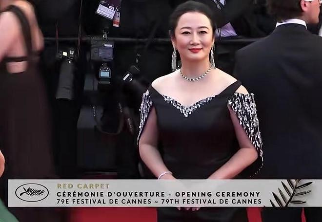 丢人丢到国外！中国网红登上戛纳红毯，被工作人员驱赶赖着不走（组图） - 12
