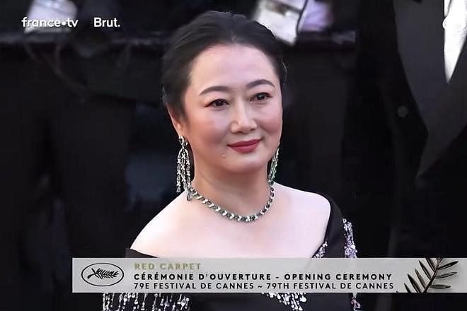 丢人丢到国外！中国网红登上戛纳红毯，被工作人员驱赶赖着不走（组图） - 15