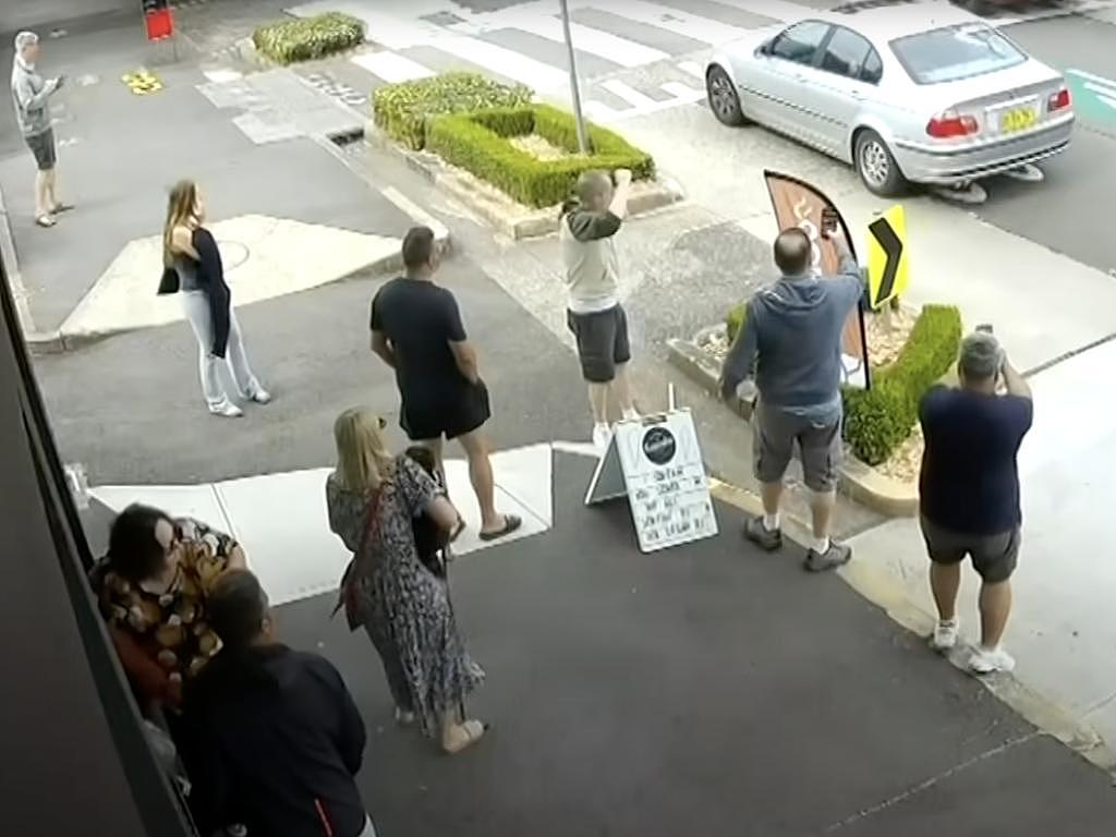 澳男涉嫌毒驾开宝马冲撞咖啡馆！老妇被死死压在墙上，肇事逃逸8个月后终落网 - 3