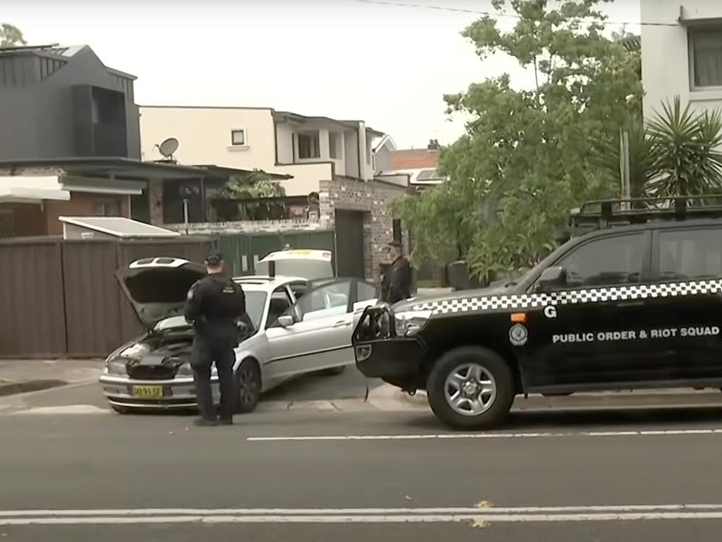 澳男涉嫌毒驾开宝马冲撞咖啡馆！老妇被死死压在墙上，肇事逃逸8个月后终落网 - 4