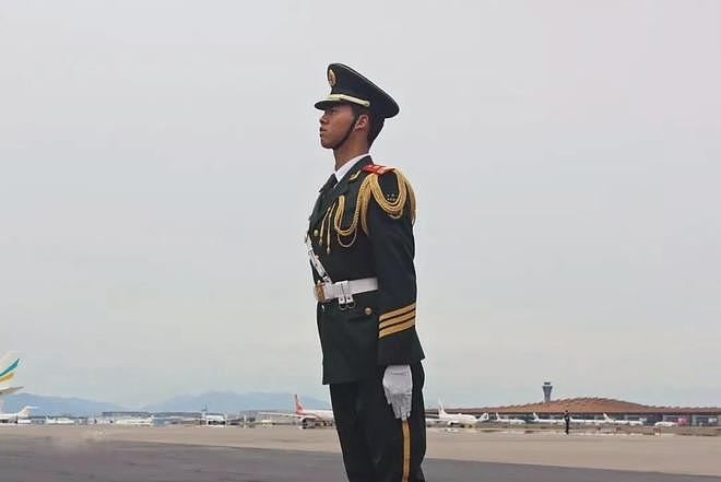 特朗普抵京当晚在机场执勤的礼兵震撼外网，详情披露：来自武警北京总队某部，哨兵离专机最近15米，担负特殊任务“夏不穿单、冬不穿棉” - 6