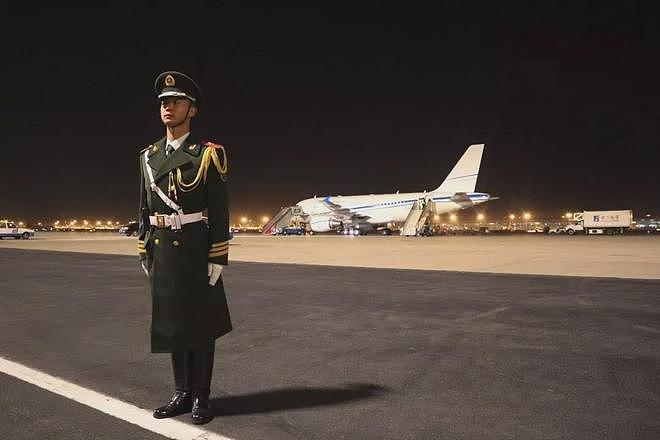 特朗普抵京当晚在机场执勤的礼兵震撼外网，详情披露：来自武警北京总队某部，哨兵离专机最近15米，担负特殊任务“夏不穿单、冬不穿棉” - 7
