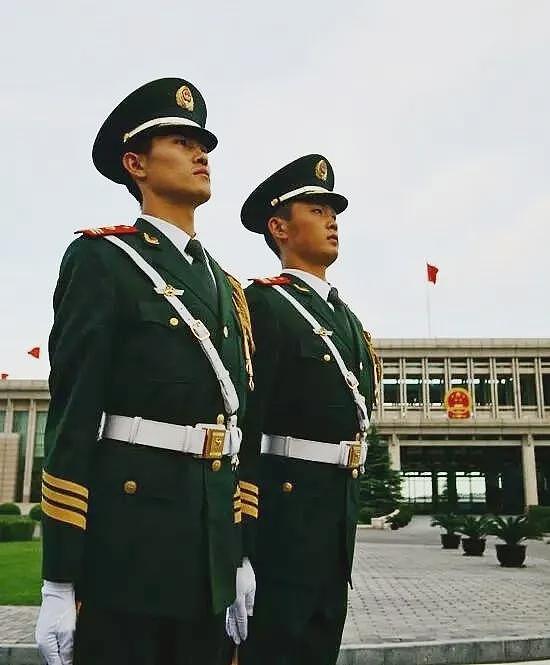特朗普抵京当晚在机场执勤的礼兵震撼外网，详情披露：来自武警北京总队某部，哨兵离专机最近15米，担负特殊任务“夏不穿单、冬不穿棉” - 11