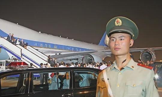特朗普抵京当晚在机场执勤的礼兵震撼外网，详情披露：来自武警北京总队某部，哨兵离专机最近15米，担负特殊任务“夏不穿单、冬不穿棉” - 12