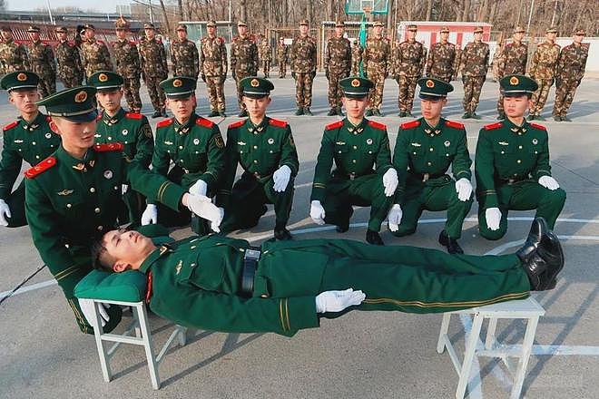 特朗普抵京当晚在机场执勤的礼兵震撼外网，详情披露：来自武警北京总队某部，哨兵离专机最近15米，担负特殊任务“夏不穿单、冬不穿棉” - 14