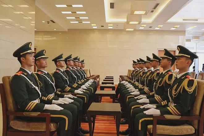 特朗普抵京当晚在机场执勤的礼兵震撼外网，详情披露：来自武警北京总队某部，哨兵离专机最近15米，担负特殊任务“夏不穿单、冬不穿棉” - 16