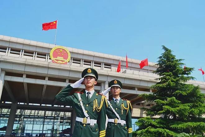 特朗普抵京当晚在机场执勤的礼兵震撼外网，详情披露：来自武警北京总队某部，哨兵离专机最近15米，担负特殊任务“夏不穿单、冬不穿棉” - 17