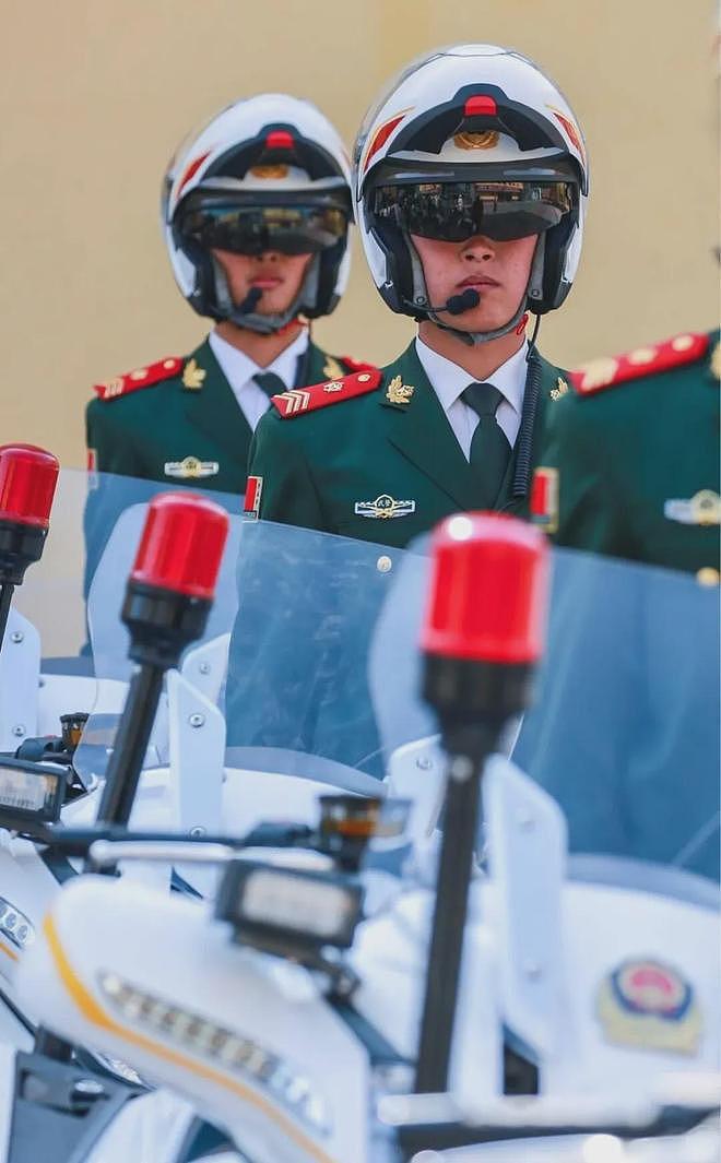 特朗普抵京当晚在机场执勤的礼兵震撼外网，详情披露：来自武警北京总队某部，哨兵离专机最近15米，担负特殊任务“夏不穿单、冬不穿棉” - 18