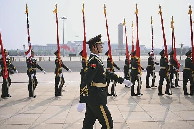 特朗普抵京当晚在机场执勤的礼兵震撼外网，详情披露：来自武警北京总队某部，哨兵离专机最近15米，担负特殊任务“夏不穿单、冬不穿棉” - 20
