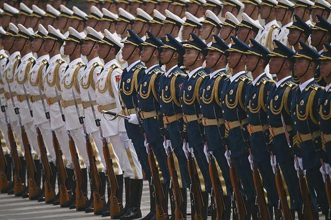 特朗普抵京当晚在机场执勤的礼兵震撼外网，详情披露：来自武警北京总队某部，哨兵离专机最近15米，担负特殊任务“夏不穿单、冬不穿棉” - 22