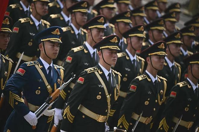 特朗普抵京当晚在机场执勤的礼兵震撼外网，详情披露：来自武警北京总队某部，哨兵离专机最近15米，担负特殊任务“夏不穿单、冬不穿棉” - 23