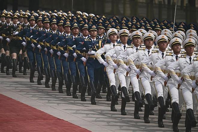 特朗普抵京当晚在机场执勤的礼兵震撼外网，详情披露：来自武警北京总队某部，哨兵离专机最近15米，担负特殊任务“夏不穿单、冬不穿棉” - 24