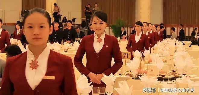 谁说国宴只有菜单?红衣服务员一亮相,镜头全都移不开了 - 6