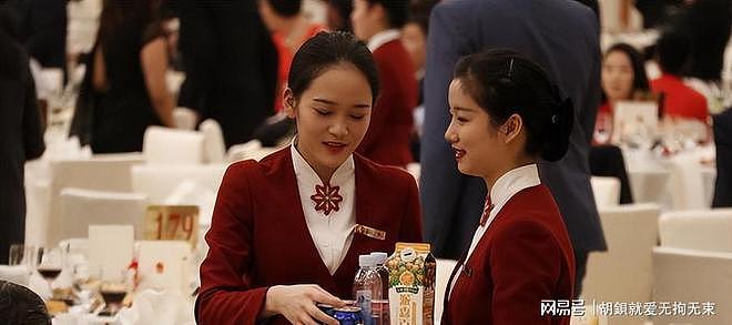 谁说国宴只有菜单?红衣服务员一亮相,镜头全都移不开了 - 7