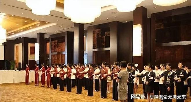 谁说国宴只有菜单?红衣服务员一亮相,镜头全都移不开了 - 8