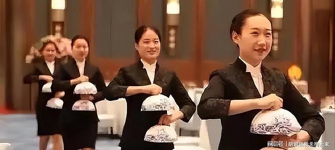 谁说国宴只有菜单?红衣服务员一亮相,镜头全都移不开了 - 9