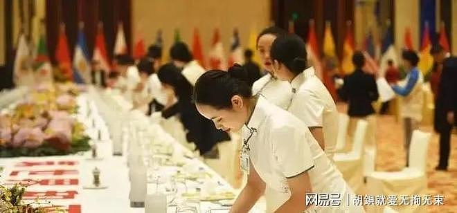 谁说国宴只有菜单?红衣服务员一亮相,镜头全都移不开了 - 10