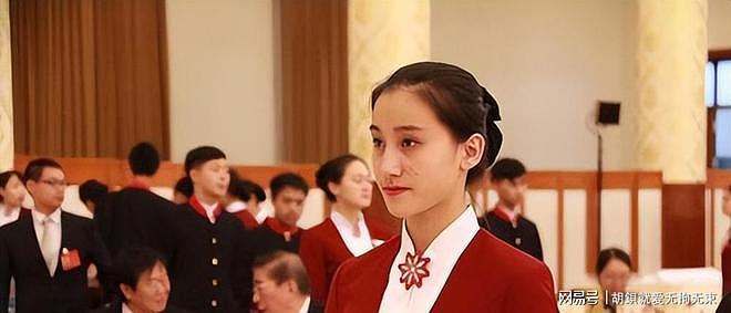 谁说国宴只有菜单?红衣服务员一亮相,镜头全都移不开了 - 11