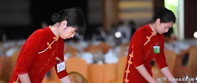 谁说国宴只有菜单?红衣服务员一亮相,镜头全都移不开了 - 14