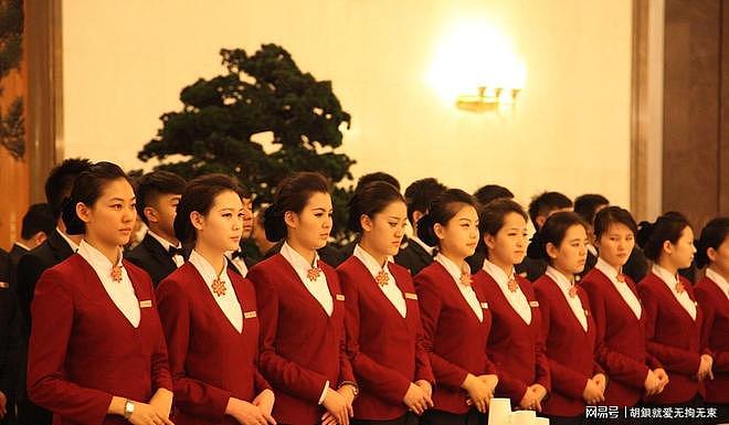 谁说国宴只有菜单?红衣服务员一亮相,镜头全都移不开了 - 15