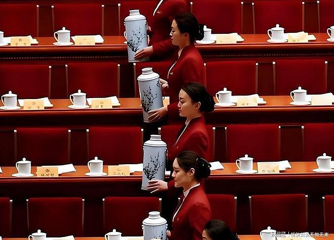 谁说国宴只有菜单?红衣服务员一亮相,镜头全都移不开了 - 16