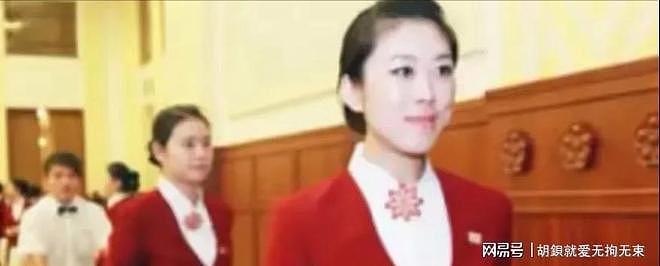 谁说国宴只有菜单?红衣服务员一亮相,镜头全都移不开了 - 17