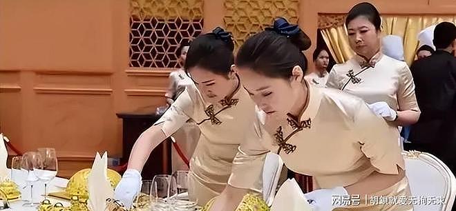 谁说国宴只有菜单?红衣服务员一亮相,镜头全都移不开了 - 18