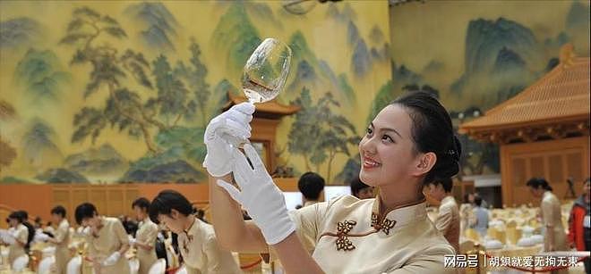 谁说国宴只有菜单?红衣服务员一亮相,镜头全都移不开了 - 19