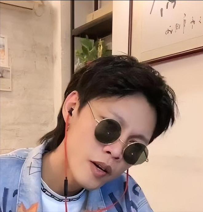 曾靠一首歌狂赚上亿,坐拥五辆豪车,如今为何卖房卖车负债累累? - 7