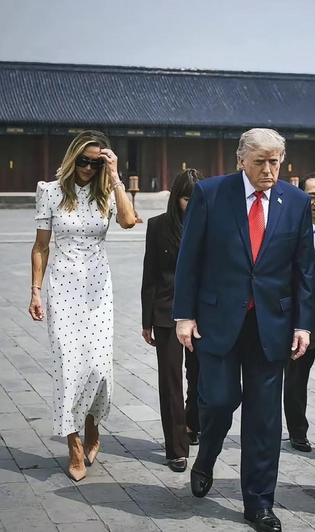 玩嗨了！黄仁勋在大爷烟斗上签名，库克买咖啡，特朗普儿子游长城 - 1