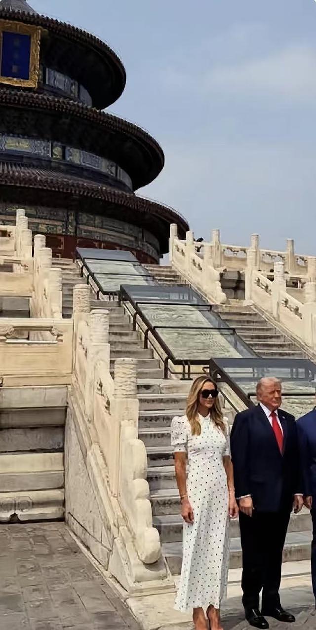玩嗨了！黄仁勋在大爷烟斗上签名，库克买咖啡，特朗普儿子游长城 - 2