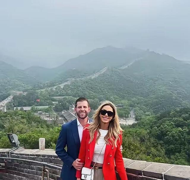 玩嗨了！黄仁勋在大爷烟斗上签名，库克买咖啡，特朗普儿子游长城 - 3