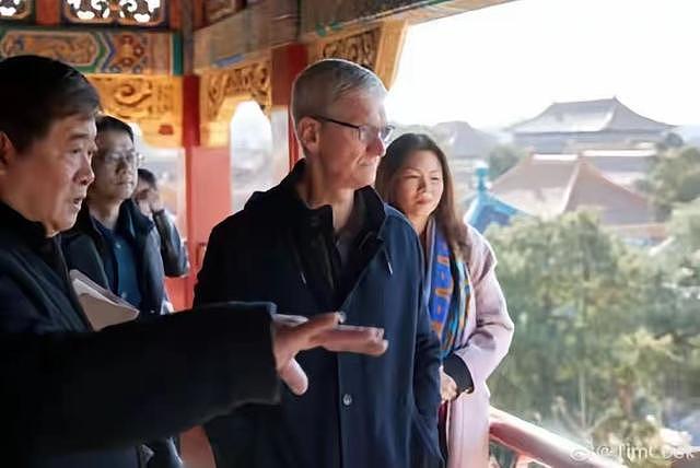 玩嗨了！黄仁勋在大爷烟斗上签名，库克买咖啡，特朗普儿子游长城 - 6