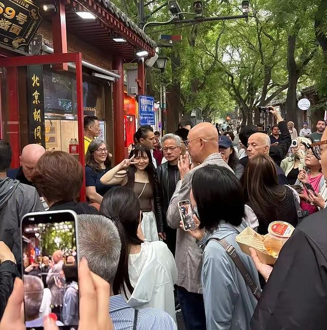玩嗨了！黄仁勋在大爷烟斗上签名，库克买咖啡，特朗普儿子游长城 - 9