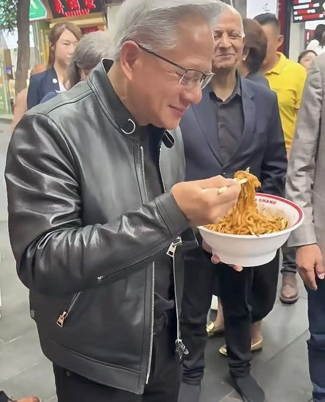 玩嗨了！黄仁勋在大爷烟斗上签名，库克买咖啡，特朗普儿子游长城 - 10