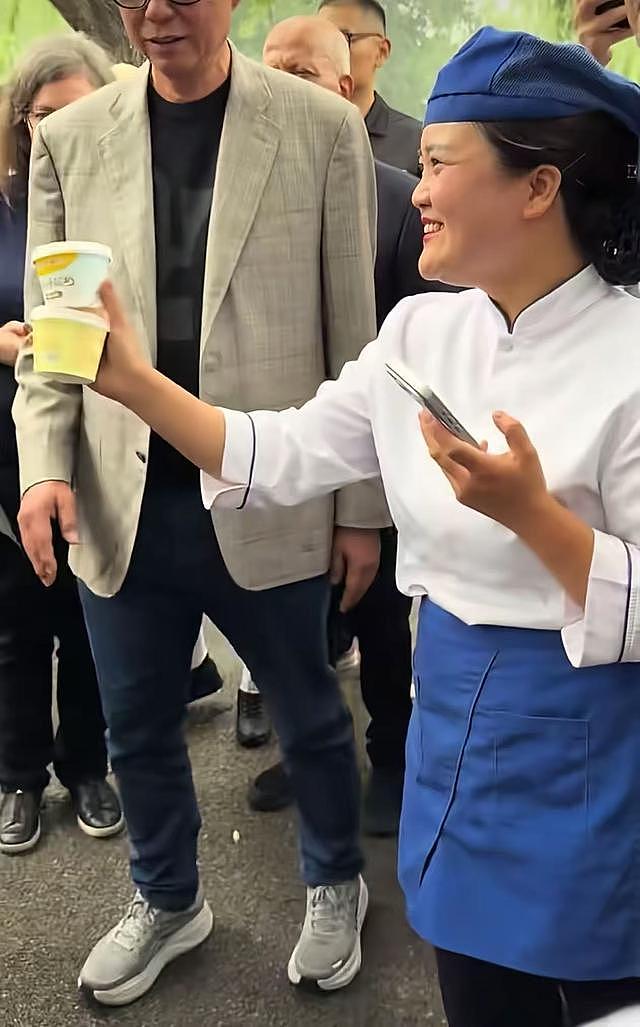 玩嗨了！黄仁勋在大爷烟斗上签名，库克买咖啡，特朗普儿子游长城 - 12