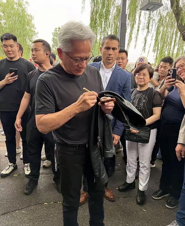 玩嗨了！黄仁勋在大爷烟斗上签名，库克买咖啡，特朗普儿子游长城 - 15